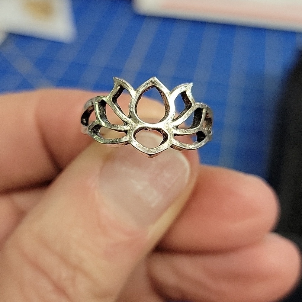 Design Silver Tone Ring Size 8.5